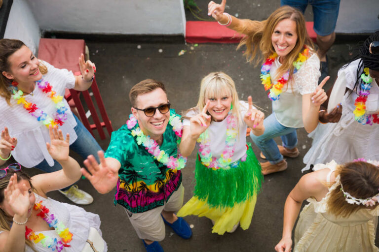 Komm in Partystimmung: Wie Sie mit DIY-Hawaii-Deko Ihre Feier zum tropischen Highlight machen